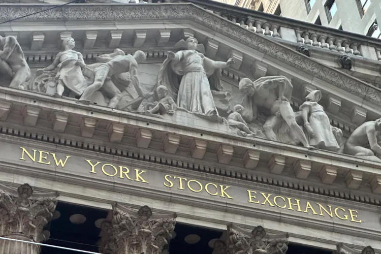 US stocks rise to the edge of an all-time high